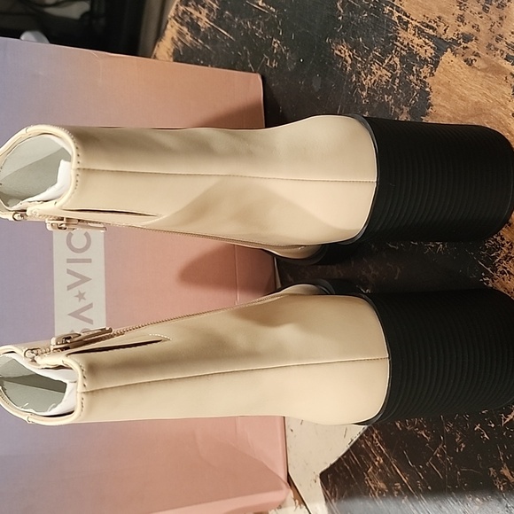 LISA VICKY Valid Platform Boot In Beige Size 9.5 New In Box - Picture 3 of 4